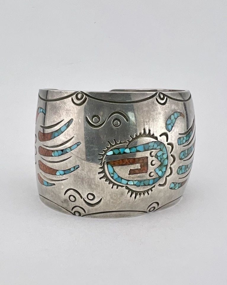VTG NAVAJO STERLING SILVER CHIP TURQUOISE & CORAL BEARPAW CUFF BRACELET 63.3G: Vtg Navajo Sterling Silver Crushed Chip Turquoise & Coral Bearpaw Flush Inlay Cuff Bracelet 63.3g Cuff is 5 1/8" tip to Tip and has a 1" Wide Gap Cuff Is 1 1/2" Wide In the Center Weight is 63.3 Grams