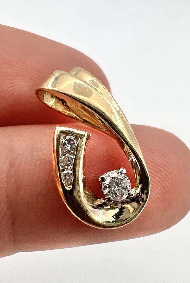 DESIGNER FINE 14K YELLOW GOLD SI1 - H-I - .25CTW DIAMOND JOURNEY LOVE PENDANT: DESIGNER FINE 14K YELLOW GOLD SI1 - H-I - .25CTW DIAMOND JOURNEY LOVE PENDANT Designer Fine 14K Yellow Gold SI1 - H-I - .25ctw Diamond Journey Love Pendant Size: 7/8" Tall By Just Under 1/2" Wide Meta