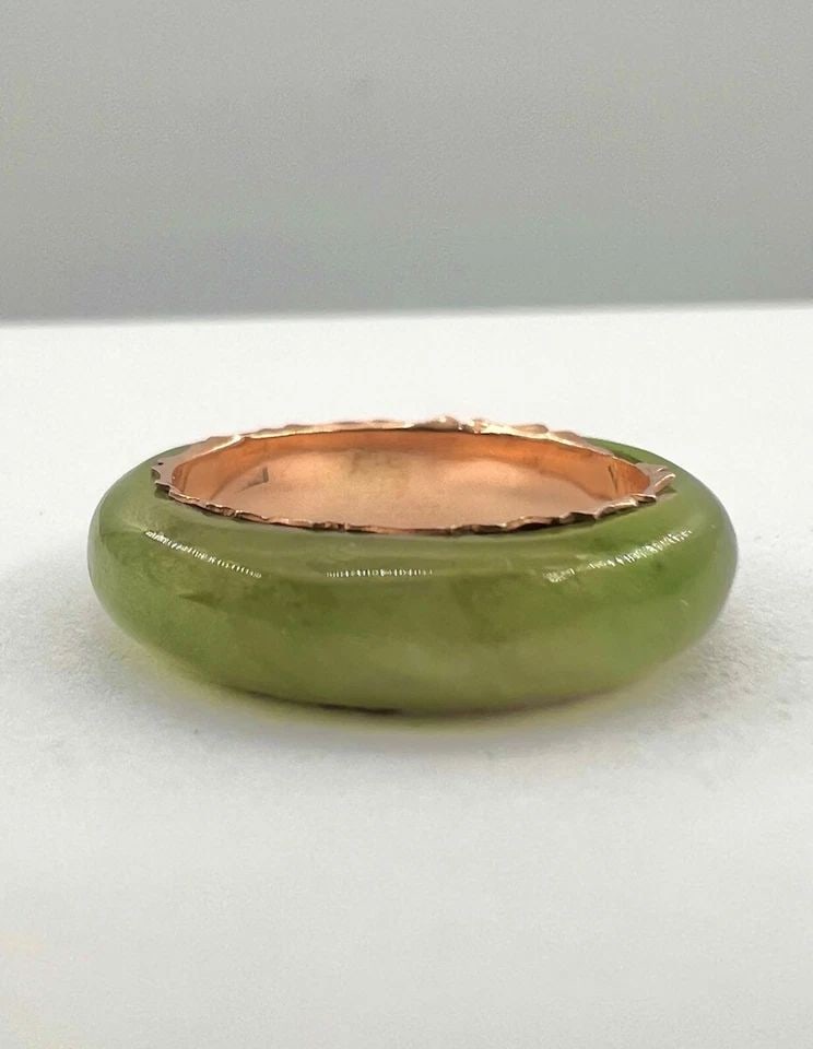 VINTAGE 14K ROSE GOLD NATURAL GREEN NEPHRITE JADE ETERNITY BAND RING 6.5 (1 of 2)