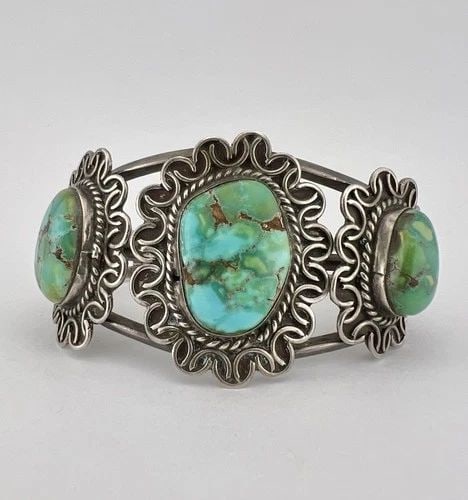 VTG NAVAJO STERLING SILVER HIGH GRADE ROYSTON TURQUOISE DETAILED CUFF BRACELET: VTG NAVAJO STERLING SILVER HIGH GRADE ROYSTON TURQUOISE DETAILED CUFF BRACELET Vtg Navajo Sterling Silver High Grade Royston Turquoise Detailed Cuff Bracelet Cuff is Around 5 1/8" tip to Tip and has a