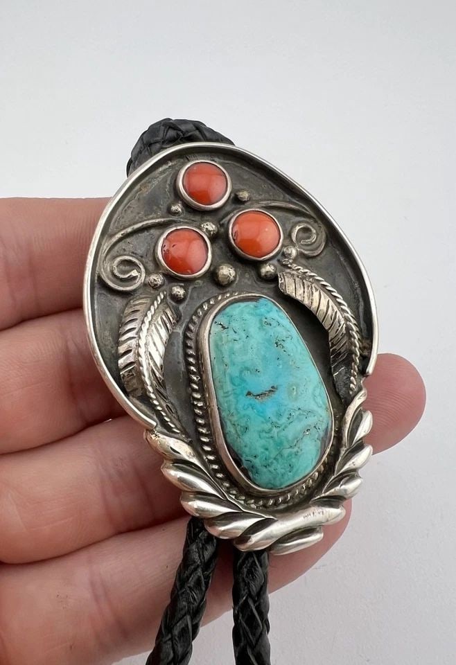 VTG SHIRLEY HENRY NAVAJO STERLING SILVER KINGMAN TURQUOISE & CORAL BOLO TIE 2.5": Vtg Shirley Henry Navajo Sterling Silver Kingman Turquoise & Coral Bolo Tie 2.5" Size: 2 1/2" Tall by 1 3/4" Wide Weight is 55.0 Grams on my scale Metal: Sterling Silver Amazing Natural Blue Kingman T