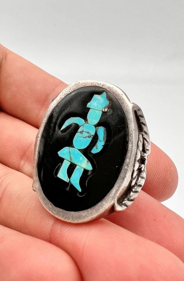 EARLY ZUNI JOHN GORDON LEAK STERLING MULTI-GEM INLAY KNIFEWING RING SZ 8.5-28G: Early Zuni JOHN GORDON LEAK Sterling Multi-Gem Inlay Knifewing Ring Sz 8.5-28g Ring Size: 8.5 - Can Be Resized Weight is 28.0 Grams on my scale Ring is 1 1/4" Tall In the Center Test Positive For Ster