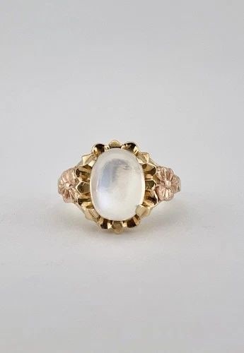 VINTAGE 10K YELLOW & ROSE GOLD CABOCHON MOONSTONE FLOWER BAND RING: Vintage 14k Yellow & Rose Gold Cabochon Moonstone Flower Band Ring Ring Size: 6.5 - Can Be resized Metal: 10k Yellow Gold with Rose gold Flower Accents Total Weight is 2.5 Grams on my scale Amazing Na