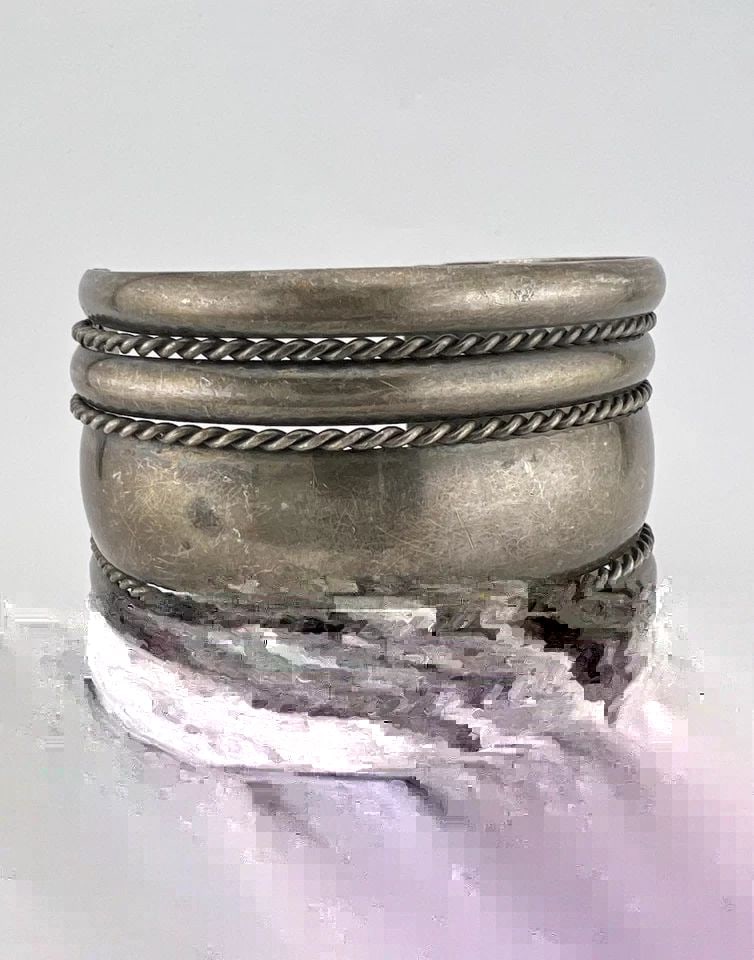 HUGE VINTAGE NAVAJO STERLING SILVER TWIST 1 7/8" WIDE CUFF BRACELET 87.6G (1 of 2)