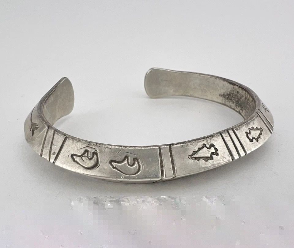 VINTAGE NAVAJO STERLING SILVER DEEP STAMPED CHISELED CARINATED CUFF BRACELET 50G (1 of 2)