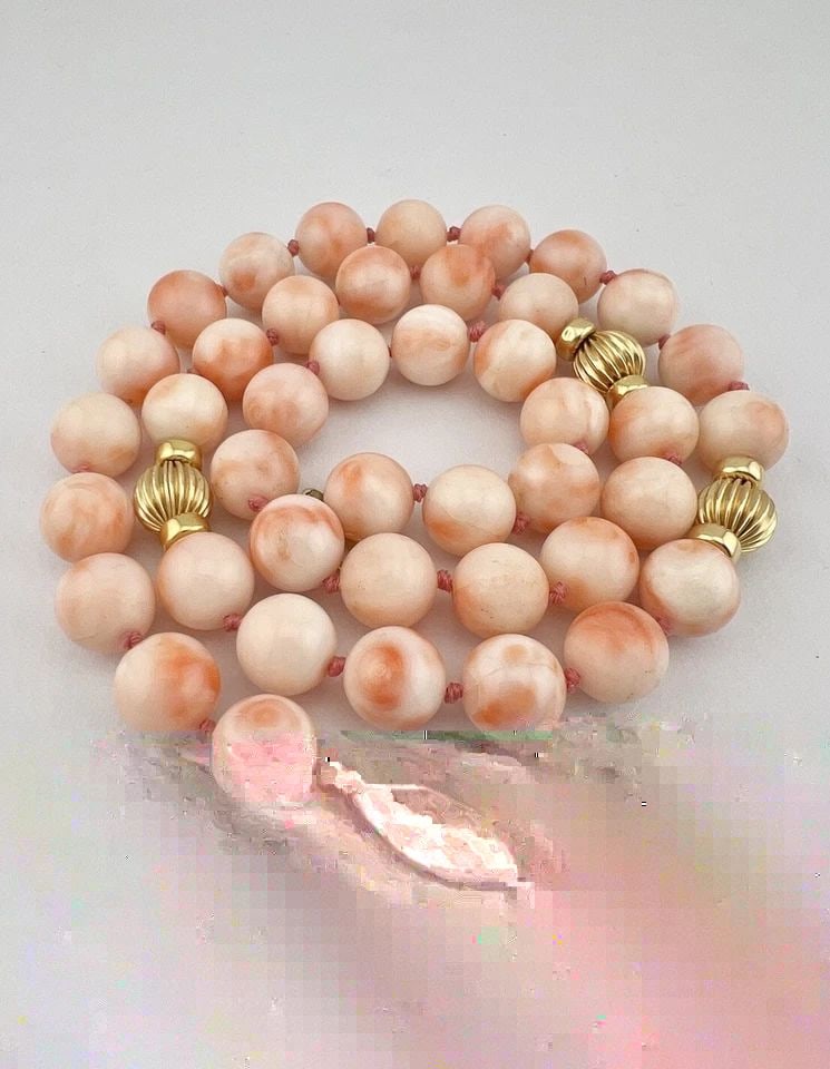 VINTAGE 14K GOLD NATURAL 9MM ANGEL SKIN CORAL BALL BEAD KNOTTED NECKLACE 19.5": VINTAGE 14K GOLD NATURAL 9MM ANGEL SKIN CORAL BALL BEAD KNOTTED NECKLACE 19.5" Vintage 14k Gold Natural 9mm Angel Skin Coral Ball Bead Knotted Necklace 19.5" Necklace is 19 1/2" Long Necklace has Amaz