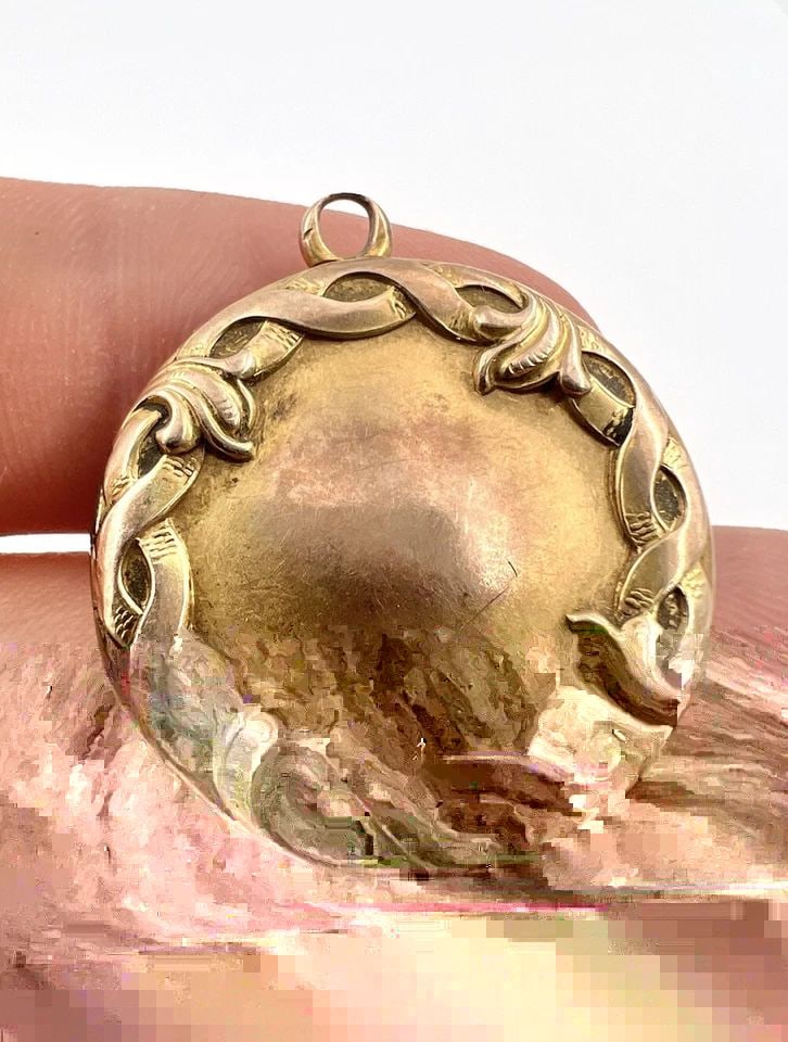 ANTIQUE ART NOUVEAU 10K YELLOW GOLD FLORAL PHOTO LOCKET PENDANT (1 of 2)