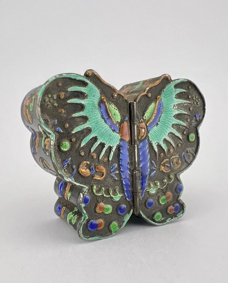ANTIQUE 19TH CENTURY CHINESE EXPORT SILVER ENAMEL BUTTERFLY BOX - SIGNED (1 of 2)