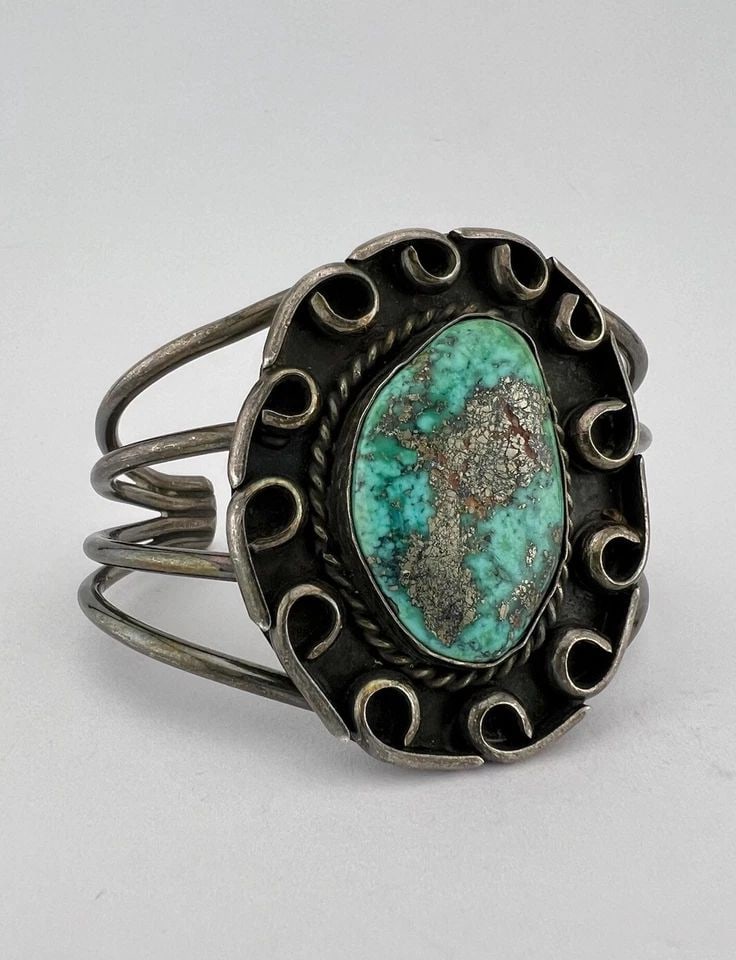 VTG NAVAJO STERLING SILVER SONORAN GOLD TURQUOISE STAMPED CUFF BRACELET 57.3G: VTG NAVAJO STERLING SILVER SONORAN GOLD TURQUOISE STAMPED CUFF BRACELET 57.3G Vtg Navajo Sterling Silver Sonoran Gold Turquoise Stamped Cuff Bracelet 57.3g Cuff is 5 1/2" tip to Tip and has a 1 1/8" W