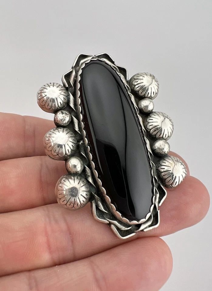 MASSIVE VTG WILBUR WAUNEKA NAVAJO STERLING SILVER BLACK ONYX STAMPED RING 28G (1 of 2)