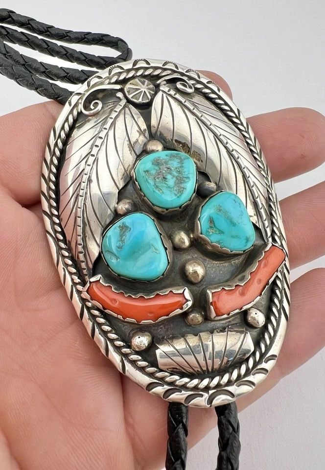 VINTAGE NAVAJO STERLING SILVER KINGMAN TURQUOISE & RED CORAL BOLO TIE 3" -62G: VINTAGE NAVAJO STERLING SILVER KINGMAN TURQUOISE & RED CORAL BOLO TIE 3" -62G Vintage Navajo Sterling Silver Kingman Turquoise & Red Coral Bolo Tie 3" -62g Size: 3" Tall by 2 1/4" Wide at the Top Weig