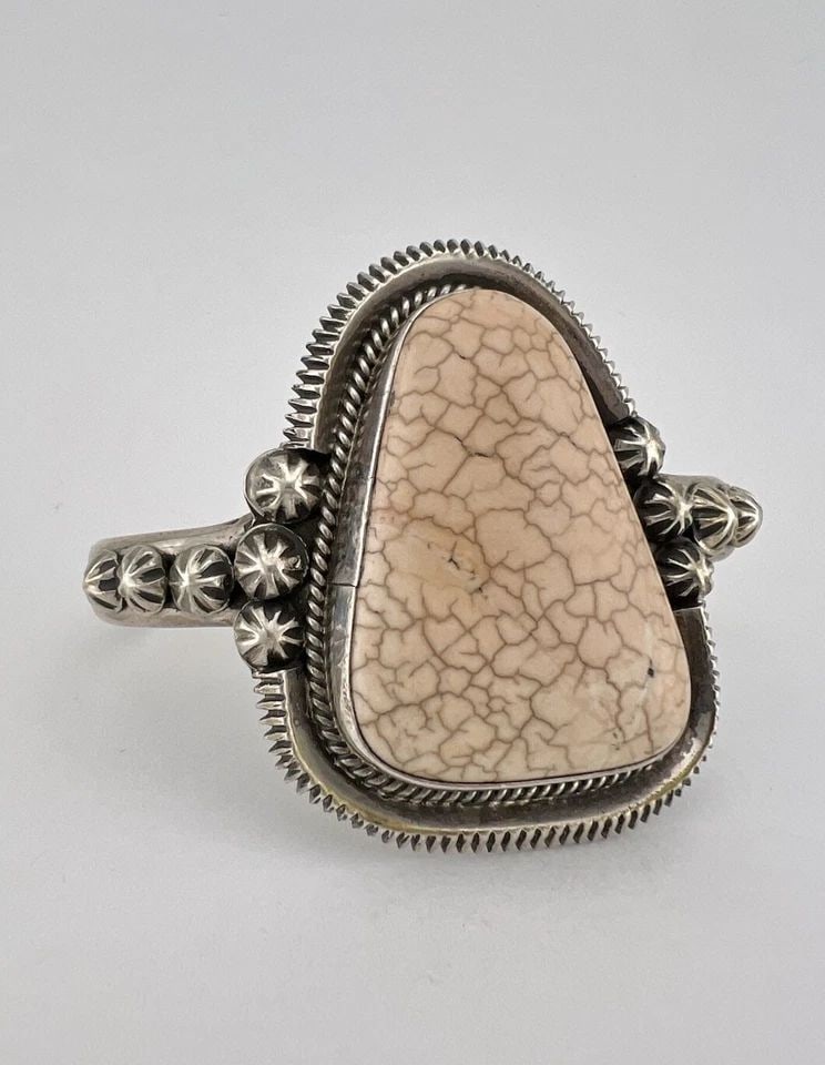 VINTAGE NAVAJO STERLING SILVER FOSSILIZED DINOSAUR STAMPED WIDE CUFF BRACELET (1 of 2)