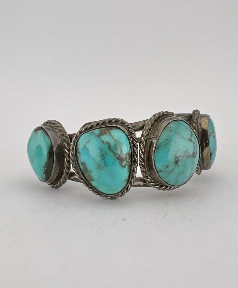 VTG NAVAJO STERLING SILVER WEBBED FOX TURQUOISE 5 STONE WOMEN'S CUFF BRACELET: Vtg Navajo Sterling Silver Webbed Fox Turquoise 5 Stone Women's Cuff Bracelet Cuff is 5" tip to Tip and has a 1" Wide Adjustable Gap Cuff Is 1" Wide In the Center Weight is 34.6 Grams on my scale Test