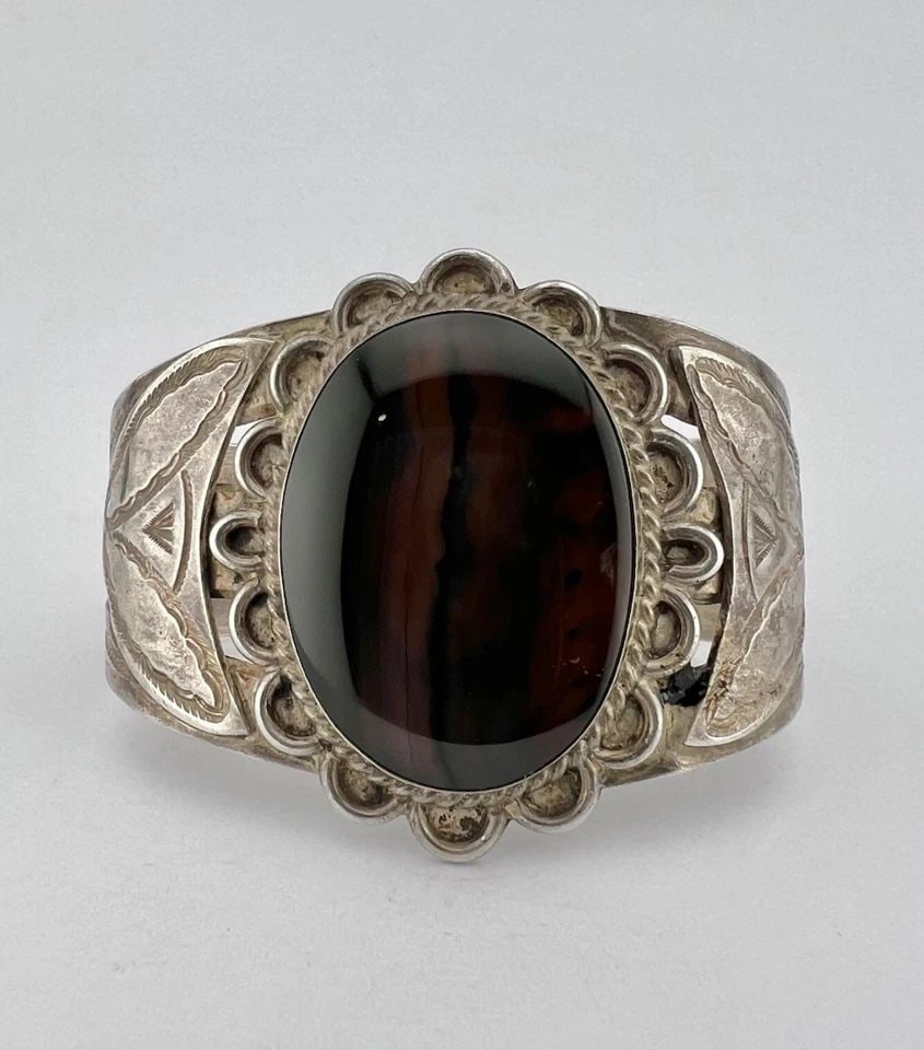 VTG FRED HARVEY ERA NAVAJO STERLING SILVER PETRIFIED WOOD STAMPED CUFF BRACELET: VTG FRED HARVEY ERA NAVAJO STERLING SILVER PETRIFIED WOOD STAMPED CUFF BRACELET Vtg Fred Harvey Era Navajo Sterling Silver Petrified Wood Stamped Cuff Bracelet Cuff is Just Under 6" tip to Tip and has