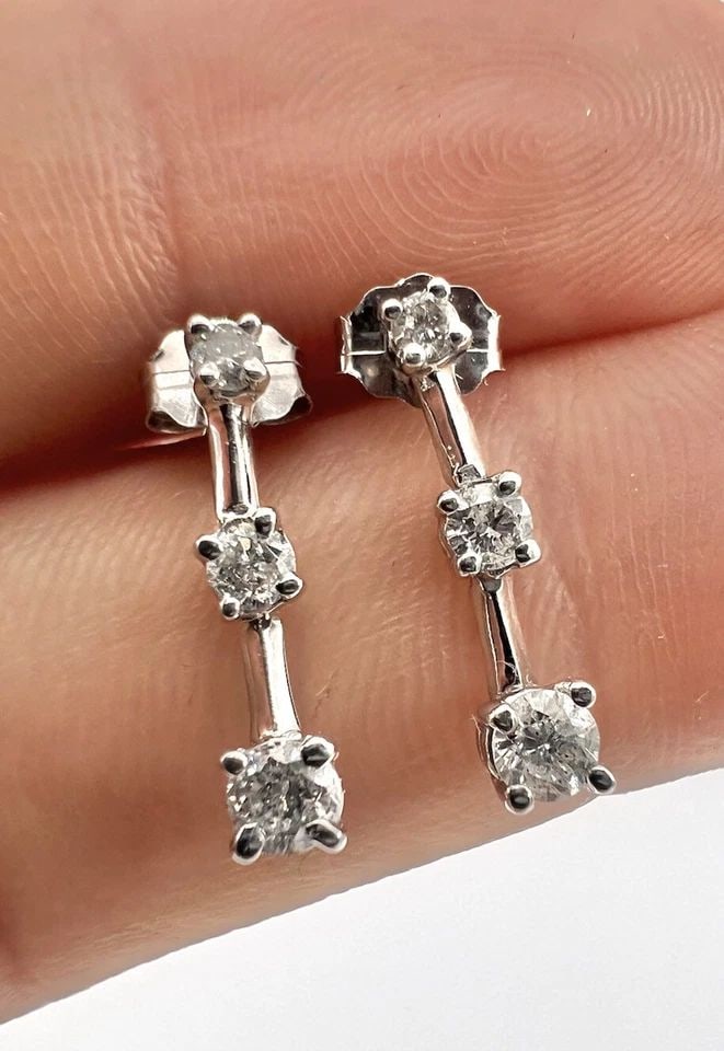 DESIGNER 14K WHITE GOLD .32CT 3 STONE ROUND GRADUATED DIAMOND POST STUD EARRINGS: DESIGNER 14K WHITE GOLD .32CT 3 STONE ROUND GRADUATED DIAMOND POST STUD EARRINGS Designer 14k White Gold .32ct 3 Stone Round Graduated Diamond Post Stud Earrings Size: 5/8" Tall - 3.5mm Wide At The Ba