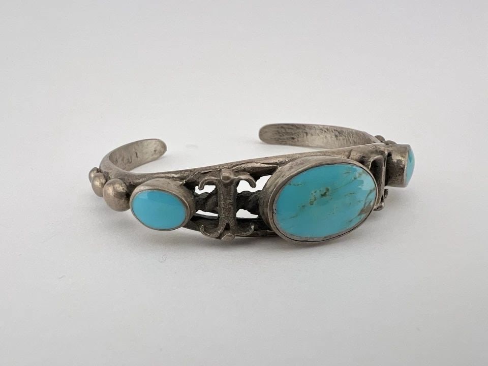 EARLY OLD NAVAJO INGOT SANDCAST STERLING SILVER TURQUOISE CUFF BRACELET: EARLY OLD NAVAJO INGOT SANDCAST STERLING SILVER TURQUOISE CUFF BRACELET Early Old Navajo Ingot Sandcast Sterling Silver Turquoise Cuff Bracelet Cuff is 5 1/4" tip to Tip and has a 1 1/8" Wide Gap Cuff