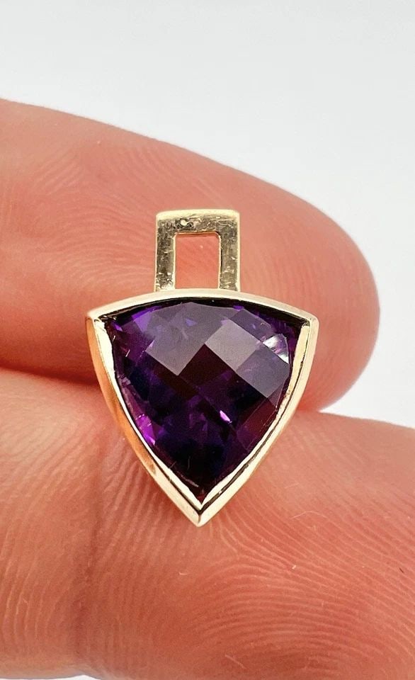 14K YELLOW GOLD BEZEL SET TRILLION CUT NATURAL PURPLE AMETHYST CHARM PENDANT: 14K YELLOW GOLD BEZEL SET TRILLION CUT NATURAL PURPLE AMETHYST CHARM PENDANT 14k Yellow Gold Bezel Set Trillion Cut Natural Purple Amethyst Charm Pendant Size: 5/8" Tall By About 1/2" Wide Weight is 3