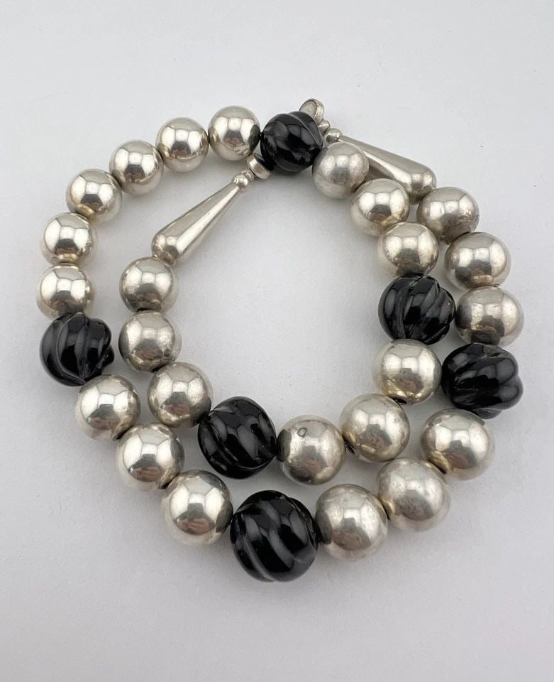 VTG TAXCO MEXICO STERLING SILVER CARVED ONYX BALL LINK NECKLACE 15.75" - 52.3G: VTG TAXCO MEXICO STERLING SILVER CARVED ONYX BALL LINK NECKLACE 15.75" - 52.3G Vtg Taxco Mexico Sterling Silver Carved Onyx Ball Link Necklace 15.75" - 52.3g Necklace is 15 3/4" Long Tip To Tip Ball L
