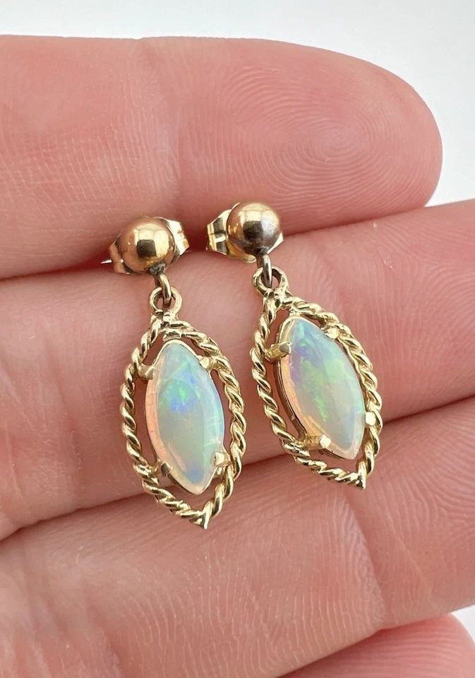 VTG 14K YELLOW GOLD MARQUISE CUT AUSTRALIAN FIRE OPAL POST DANGLE EARRINGS: VTG 14K YELLOW GOLD MARQUISE CUT AUSTRALIAN FIRE OPAL POST DANGLE EARRINGS Vtg 14k Yellow Gold Marquise Cut Australian Fire Opal Post Dangle Earrings Size: 7/8" Tall by 3/8" Wide Weight is 2.3 Grams o
