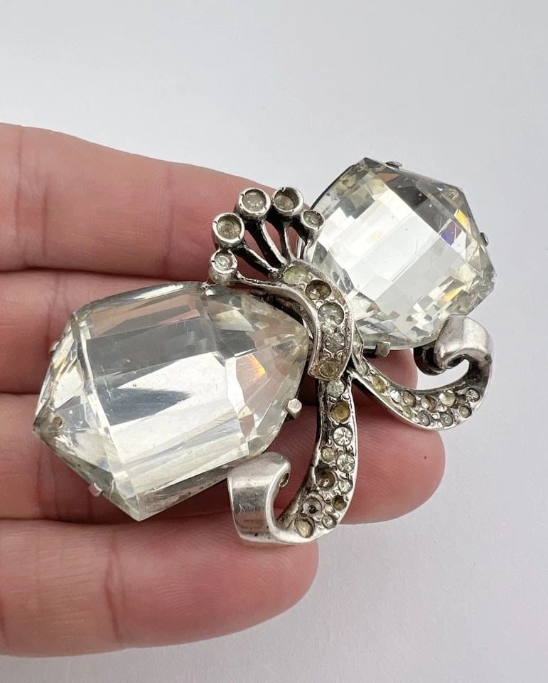 ANTIQUE EISENBERG ORIGINAL STERLING SILVER RHINESTONE BOW PIN BROOCH 56.5G: ANTIQUE EISENBERG ORIGINAL STERLING SILVER RHINESTONE BOW PIN BROOCH 56.5G Antique Eisenberg Original Sterling Silver Rhinestone Bow Pin Brooch 2.75" -56.5g Size: 2 3/4" Wide By 1 5/8" Tall Metal: Ste