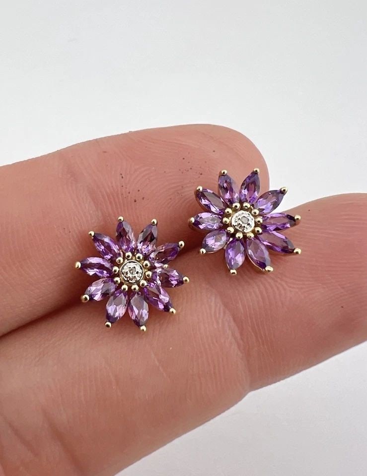 DESIGNER 14K YELLOW GOLD NATURAL AMETHYST & DIAMOND FLOWER POST STUD EARRINGS: DESIGNER 14K YELLOW GOLD NATURAL AMETHYST & DIAMOND FLOWER POST STUD EARRINGS Designer 14K Yellow Gold Natural Amethyst & Diamond Flower Post Stud Earrings Size: 1/2" Wide Metal: 14k Yellow Gold - Tes