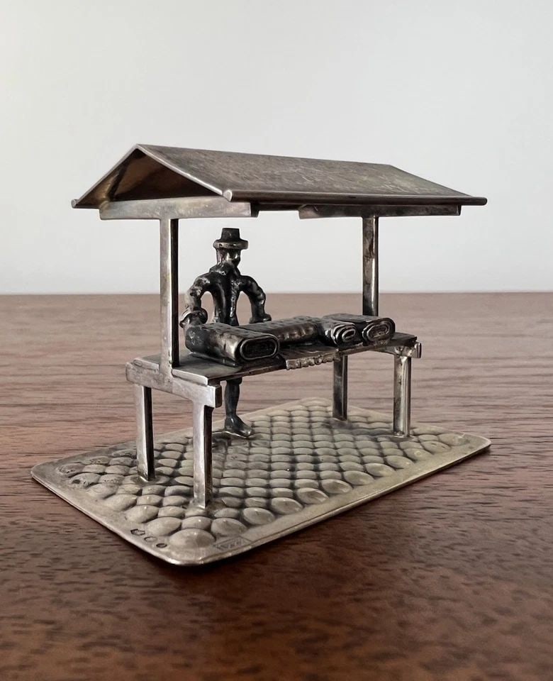 ANTIQUE STERLING SILVER MINIATURE DOLLHOUSE 3D STANDING RUG SALESMAN SCULPTURE (1 of 2)