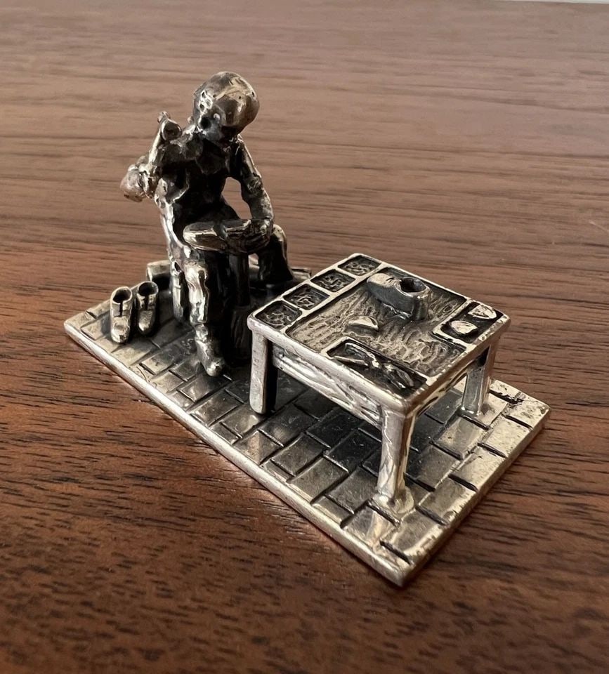 ANTIQUE STERLING SILVER MINIATURE DOLLHOUSE 3D SHOEMAKER SCULPTURE: ANTIQUE STERLING SILVER MINIATURE DOLLHOUSE 3D SHOEMAKER SCULPTURE Antique Sterling Silver Miniature Dollhouse 3D Shoemaker Sculpture Size: 1 3/4" Wide By 1" Deep & 1 1/8" Tall Metal: Sterling Silver 