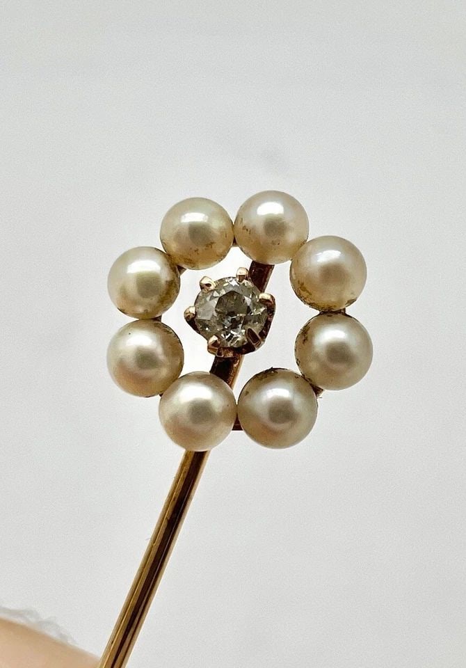 ANTIQUE VICTORIAN 14K YELLOW GOLD & ROSE CUT DIAMOND & SEED PEARL HALO STICK PIN: ANTIQUE VICTORIAN 14K YELLOW GOLD & ROSE CUT DIAMOND & SEED PEARL HALO STICK PIN Antique Victorian 14k Yellow Gold & Rose Cut Diamond & Seed Pearl Halo Stick Pin Size: 2 1/4" Tall Face of The Pin is 1
