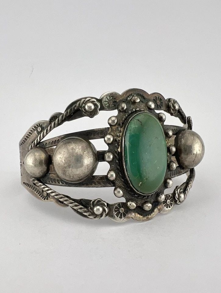 FRED HARVEY NAVAJO COIN SILVER CERRILLOS TURQUOISE STAMP ARROW CUFF BRACELET: FRED HARVEY NAVAJO COIN SILVER CERRILLOS TURQUOISE STAMP ARROW CUFF BRACELET Vtg Fred Harvey Era Navajo Sterling Silver Cerrillos Turquoise Stamp Arrow Cuff Bracelet Cuff is 5 5/8" tip to Tip and has 