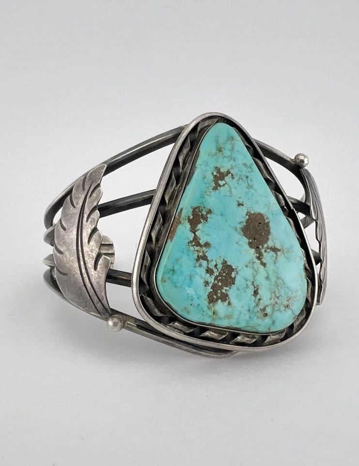 VINTAGE NAVAJO STERLING SILVER ROYSTON TURQUOISE STAMPED CUFF BRACELET 44.9G: VINTAGE NAVAJO STERLING SILVER ROYSTON TURQUOISE STAMPED CUFF BRACELET 44.9G Vintage Navajo Sterling Silver Royston Turquoise Stamped Cuff Bracelet 44.9g Cuff is 5 1/4" tip to Tip and has a 1 1/8" Wid