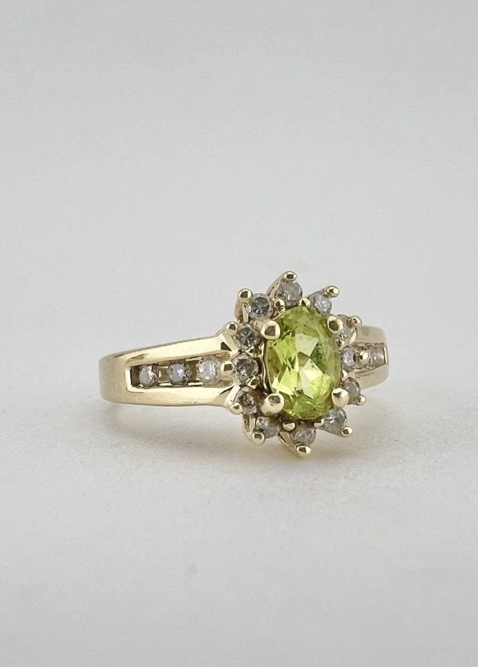 DESIGNER 10K YELLOW GOLD NATURAL OVAL GREEN PERIDOT & DIAMOND HALO RING: DESIGNER 10K YELLOW GOLD NATURAL OVAL GREEN PERIDOT & DIAMOND HALO RING Designer 10K Yellow Gold Natural Oval Green Peridot & Diamond Halo Ring Ring Size: 7 - Can be Resized Weight is 3.1 Grams on my 