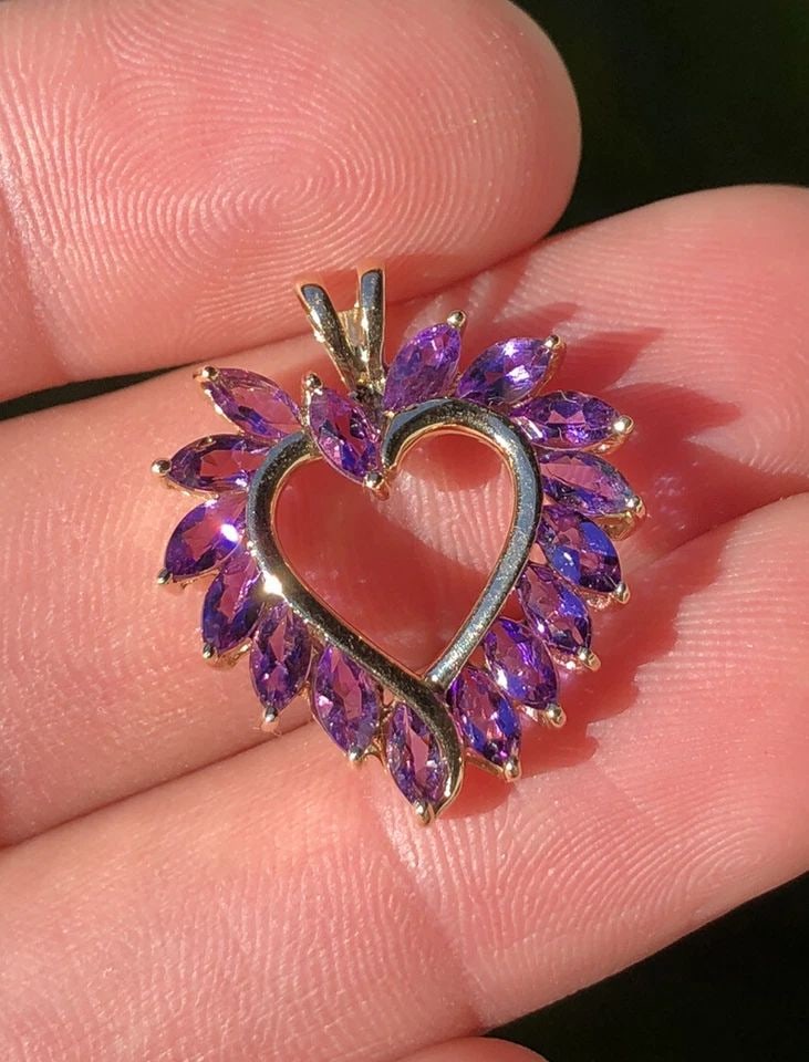 DESIGNER 10K YELLOW GOLD 2.35CTS NATURAL PURPLE AMETHYST HEART LOVE PENDANT: DESIGNER 10K YELLOW GOLD 2.35CTS NATURAL PURPLE AMETHYST HEART LOVE PENDANT Designer 10K Yellow Gold 2.35Cts Natural Purple Amethyst Heart Love Pendant Size: 1" Tall by 7/8" Wide Weight is 2.7 Grams o