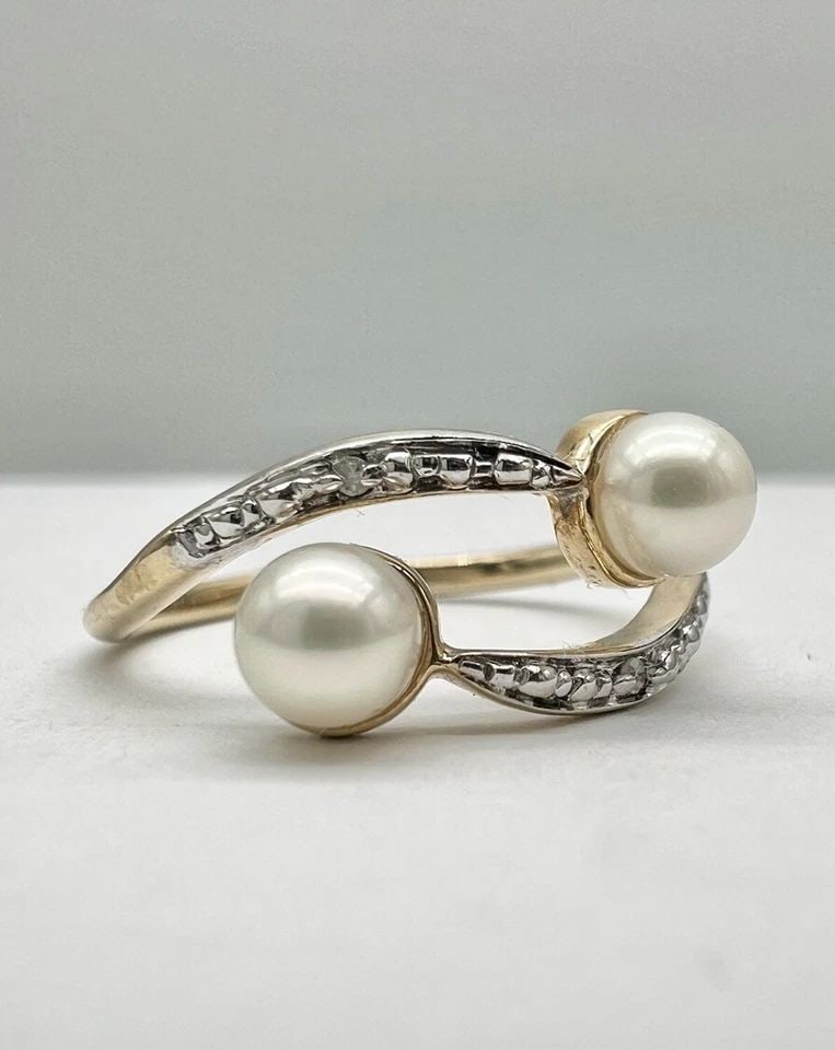 DESIGNER 10K YELLOW GOLD WHITE AKOYA PEARL & DIAMOND BYPASS CRISS CROSS RING: DESIGNER 10K YELLOW GOLD WHITE AKOYA PEARL & DIAMOND BYPASS CRISS CROSS RING Designer 10K Yellow Gold White Akoya Pearl & Diamond Bypass Criss Cross Ring Ring Size: 8.5 - Can Be Resized Total Weight i