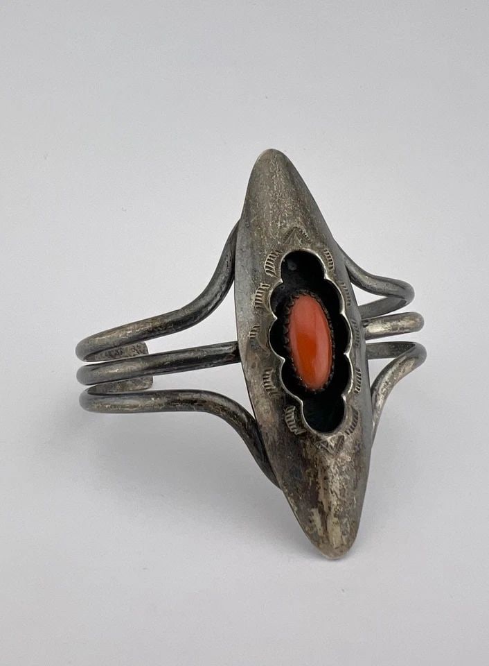 VINTAGE NAVAJO STERLING SILVER DEEP RED CORAL SHADOWBOX WIDE LONG CUFF BRACELET: VINTAGE NAVAJO STERLING SILVER DEEP RED CORAL SHADOWBOX WIDE LONG CUFF BRACELET Vintage Navajo Sterling Silver Deep Red Coral Shadowbox Wide Long Cuff Bracelet Cuff is 5" tip to Tip and has a 1" Wide 