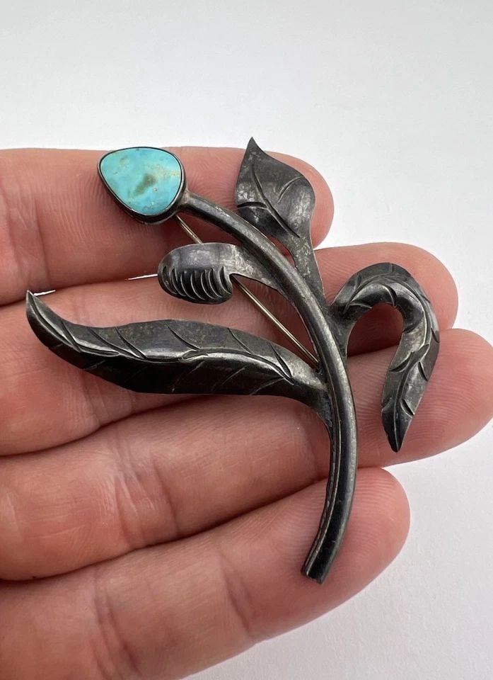 1940'S NAVAJO STERLING SILVER ROYSTON TURQUOISE STAMPED FLOWER PIN BROOCH 2.25": Early Old 1940's Navajo Sterling Silver Royston Turquoise Stamped Flower Pin Brooch 2.25" Size: 2.25" Wide By 1 5/8" Tall Metal: Sterling Silver / Coin Silver Weight is 9.0 Grams on my scale In Great 