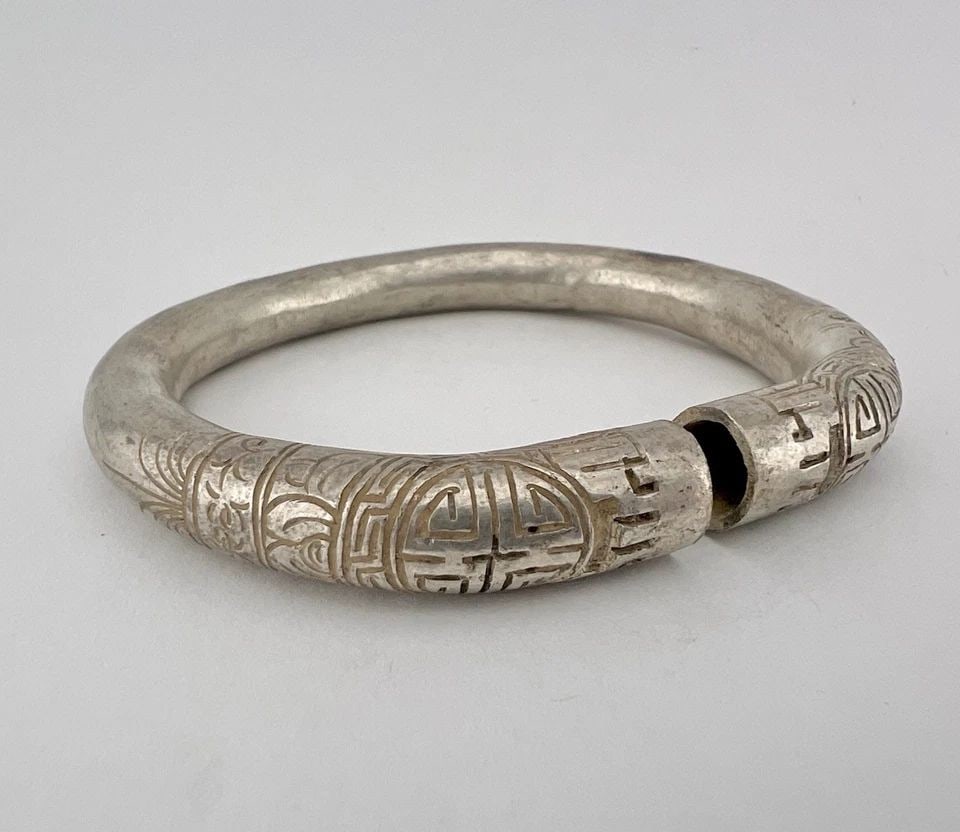 ANTIQUE CHINESE EXPORT SILVER SHOU FLORAL ENGRAVED CUFF BRACELET 52.9G - SIGNED (1 of 2)
