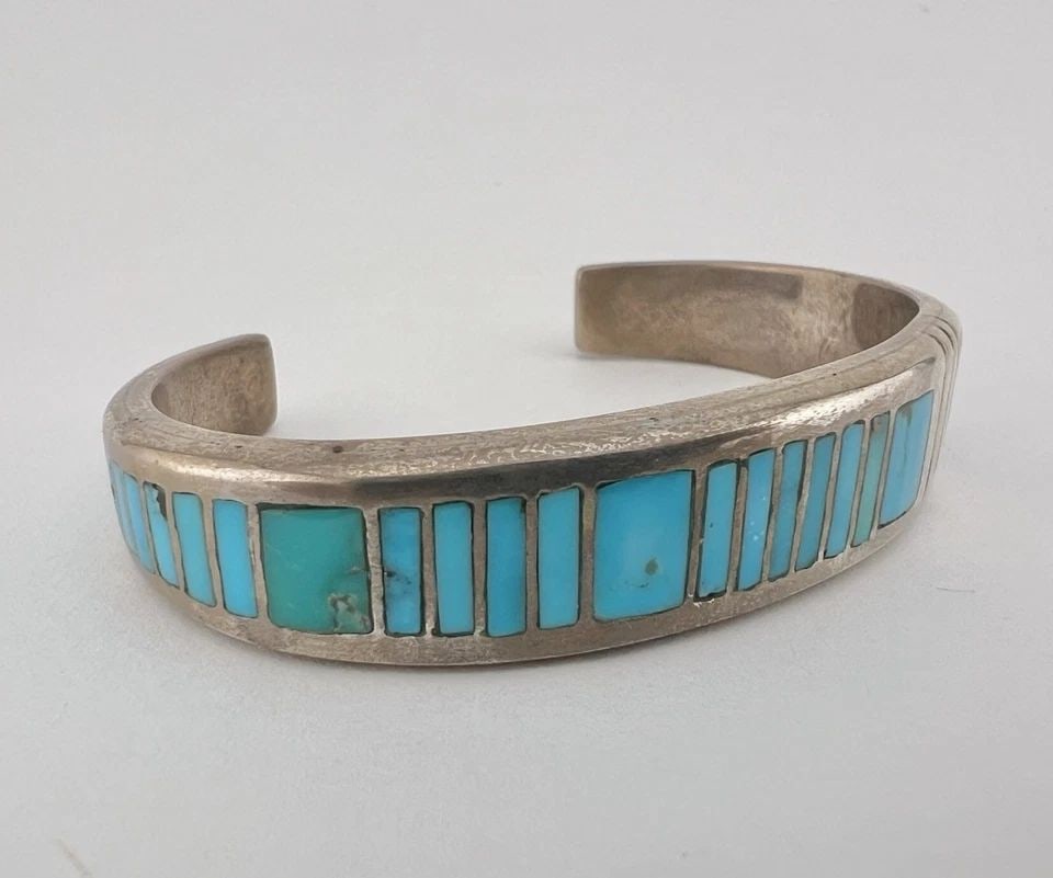 VTG NAVAJO STERLING SILVER KINGMAN TURQUOISE FLUSH INLAY ROW CUFF BRACELET 43.2G: VTG NAVAJO STERLING SILVER KINGMAN TURQUOISE FLUSH INLAY ROW CUFF BRACELET 43.2G Vtg Navajo Sterling Silver Kingman Turquoise Flush Inlay Row Cuff Bracelet 43.2g Cuff is 5" tip to Tip and has a Around