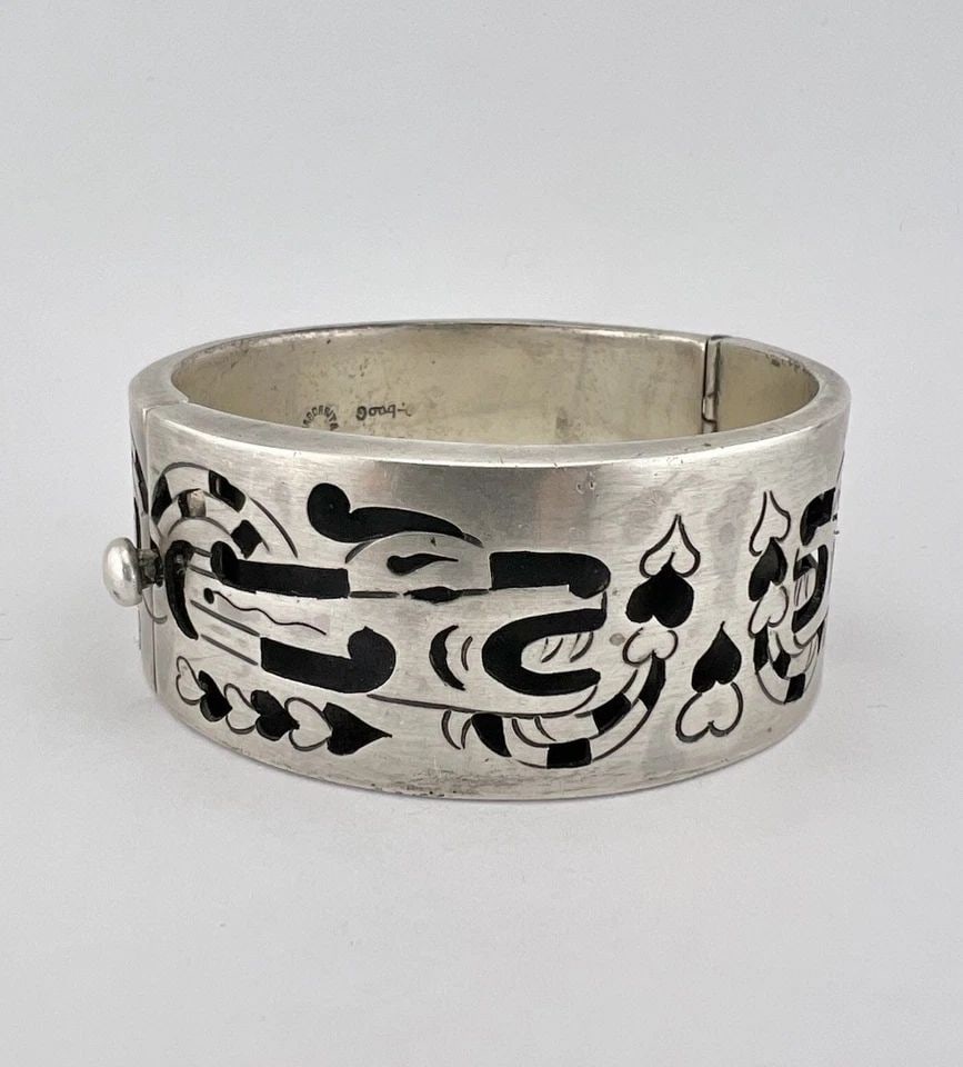 VTG MEXICO TAXCO STERLING SILVER MODERNIST MYTHOLOGICAL BANGLE BRACELET 62G: VTG MEXICO TAXCO STERLING SILVER MODERNIST MYTHOLOGICAL BANGLE BRACELET 62G Vtg Mexico Taxco Sterling Silver Modernist Mythological Bangle Bracelet 62g Size: 7 1/4" Long - Max Wearable Length Bangle i