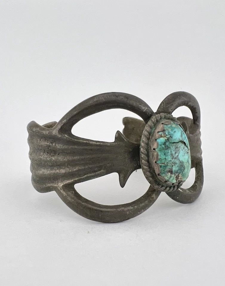 VINTAGE NAVAJO SANDCAST STERLING SILVER WEBBED TURQUOISE CUFF BRACELET 59.1G (1 of 2)