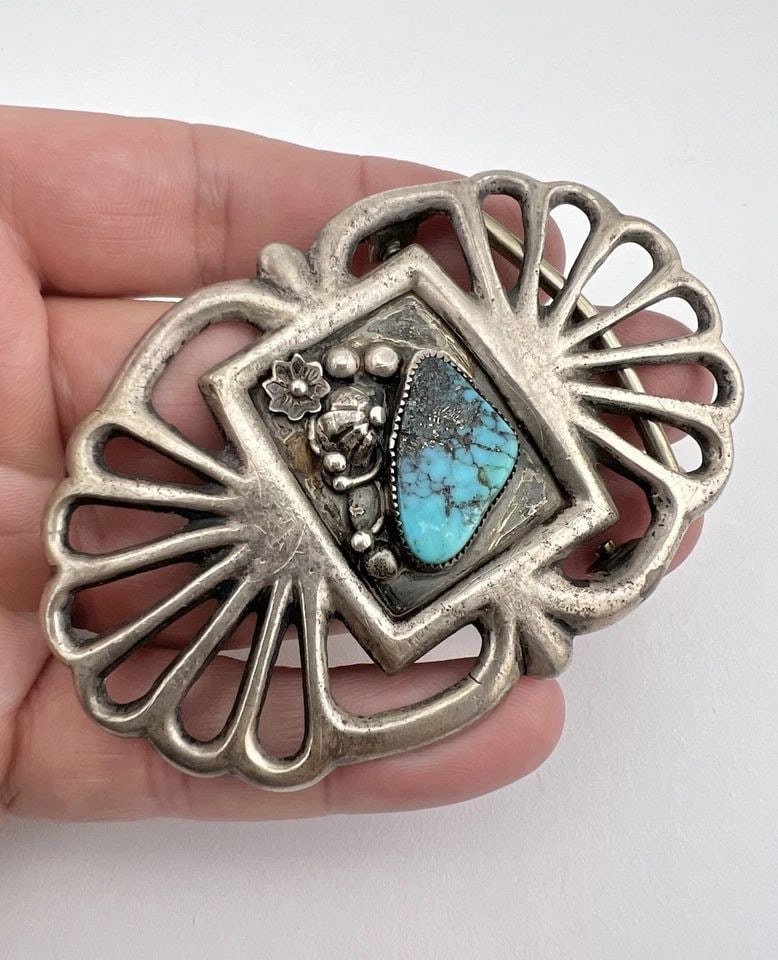 ARTHUR J. WILLIAMS NAVAJO SANDCAST STERLING SILVER BISBEE TURQUOISE BELT BUCKLE: ARTHUR J. WILLIAMS NAVAJO SANDCAST STERLING SILVER BISBEE TURQUOISE BELT BUCKLE Vintage Arthur J. Williams Navajo Sandcast Sterling Silver Bisbee Turquoise Belt Buckle Size: Around 3 1/4" Wide By 2 1/