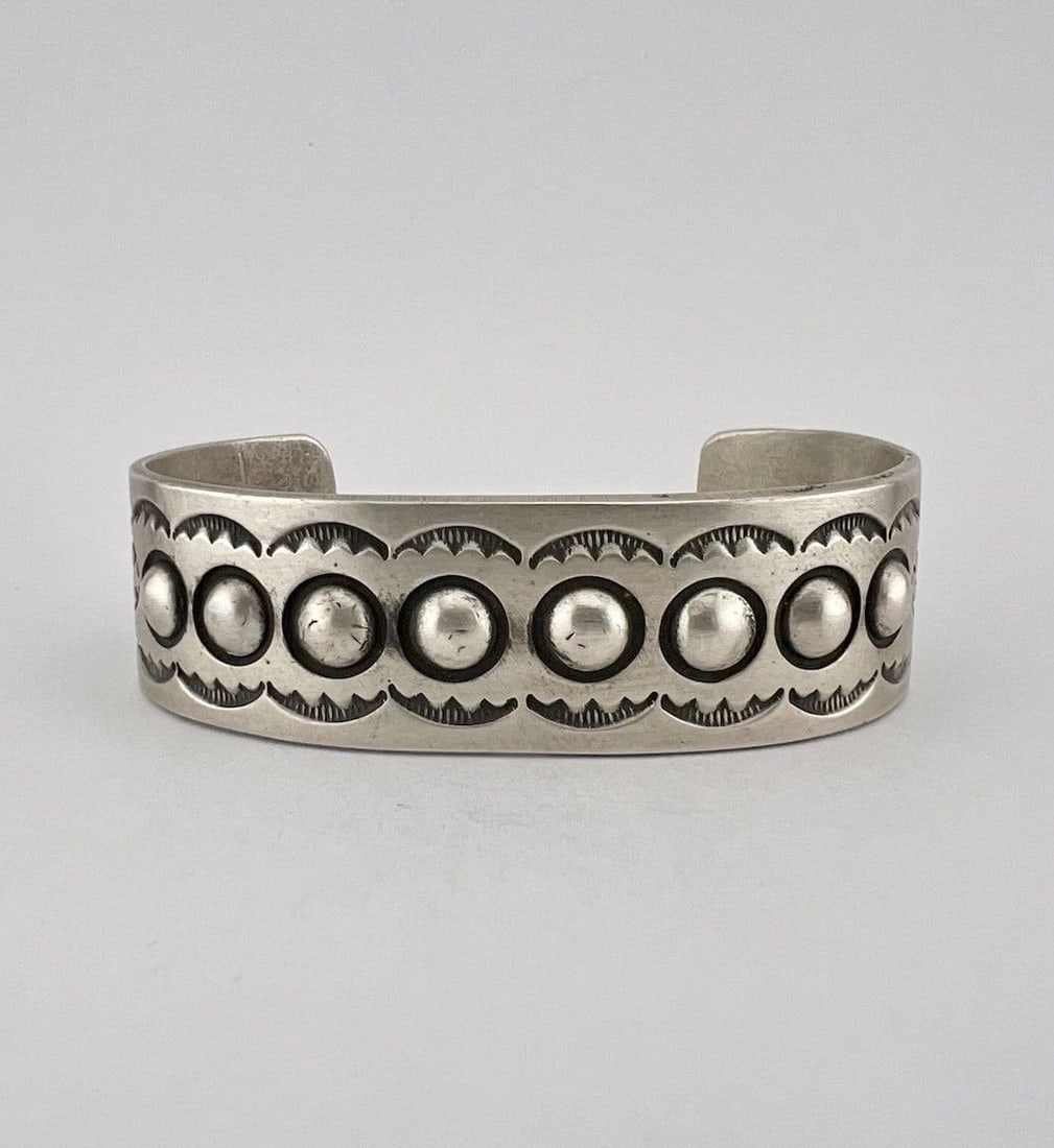 VINTAGE NAVAJO STERLING SILVER DEEP HAND STAMPED DETAILED CUFF BRACELET 48.3G: Vintage Navajo Sterling Silver Deep Hand Stamped Detailed Cuff Bracelet 48.3g Cuff is 5 5/8" tip to Tip and has a 1 1/2" Wide Adjustable Gap Cuff Is 7/8" Wide Weight is 48.3 Grams on my scale Metal: S
