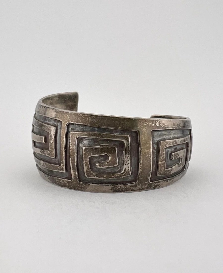 VINTAGE HOPI STERLING SILVER TRIBAL MAZE OVERLAY CUFF BRACELET 37.6G: Vintage Hopi Sterling Silver Tribal MAZE Overlay Cuff Bracelet 37.6g Cuff is 5 1/8" tip to Tip and has a 1 1/2" Wide Slightly Adjustable Gap Cuff Graduates Is 3/4" to Over 1 1/4" Wide Weight is 37.6 G