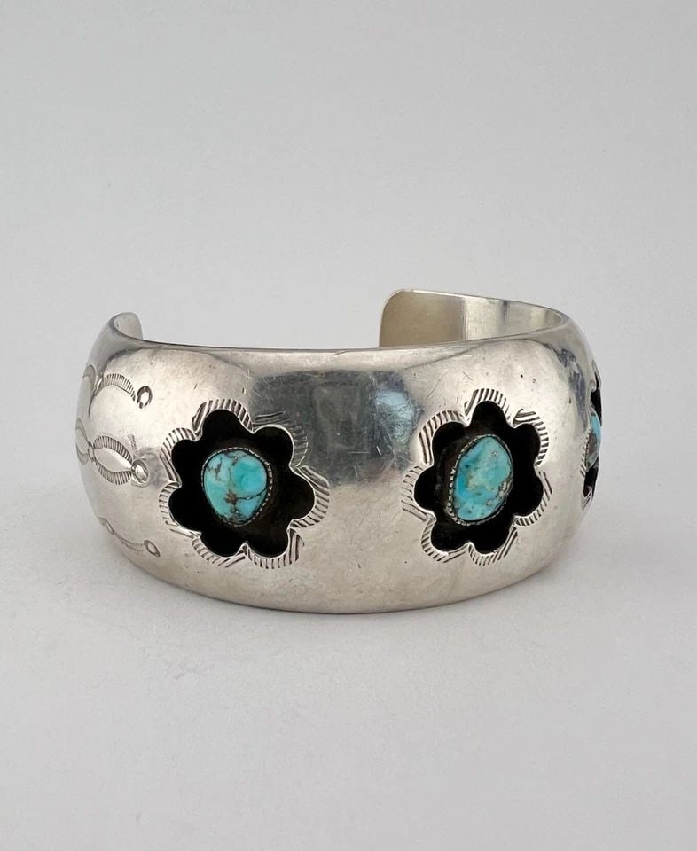VTG NAVAJO STERLING SILVER MORENCI TURQUOISE STAMPED SHADOWBOX CUFF BRACELET: Vtg Navajo Sterling Silver Morenci Turquoise Stamped Shadowbox Cuff Bracelet Cuff is 4 7/8" tip to Tip and has a 1 3/8" Wide Gap Cuff Is Over 1" Wide In the Center Weight is 38.0 Grams on my scale Tes