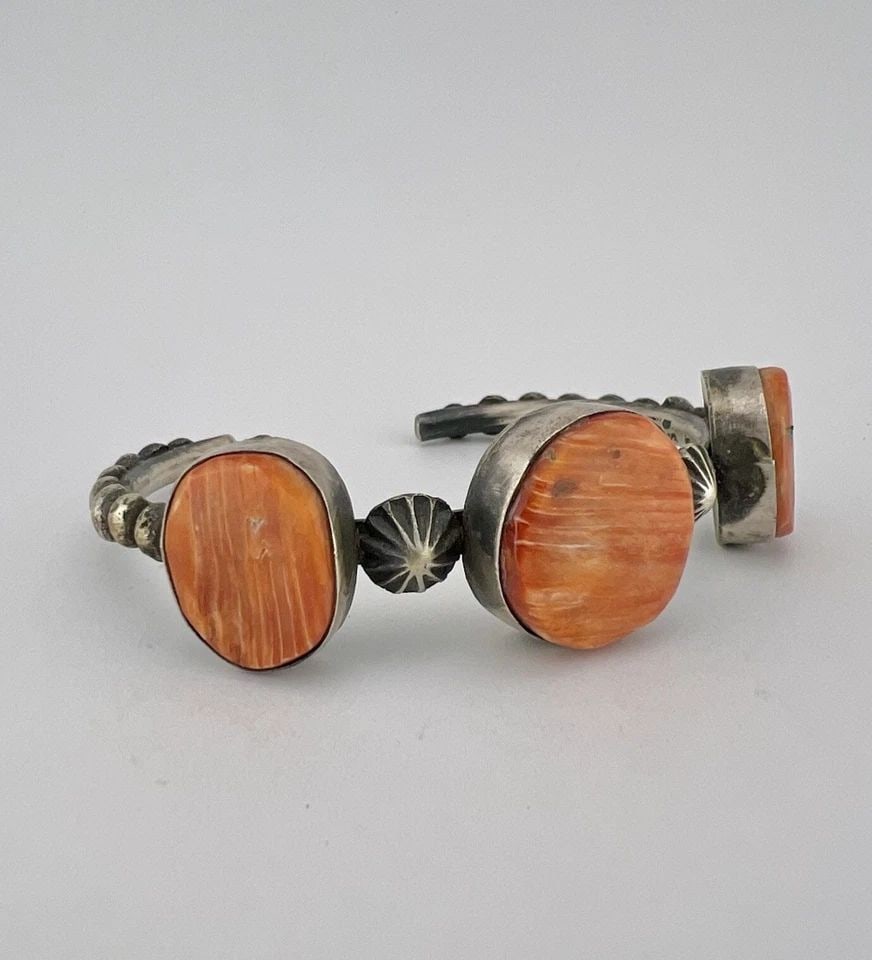 CHIMNEY BUTTE NAVAJO STERLING SILVER ORANGE SPINY OYSTER CUFF BRACELET: CHIMNEY BUTTE NAVAJO STERLING SILVER ORANGE SPINY OYSTER CUFF BRACELET Chimney Butte Navajo Sterling Silver Orange Spiny Oyster Cuff Bracelet Cuff is 5 3/4" tip to Tip and has a 1" Wide Adjustable Gap