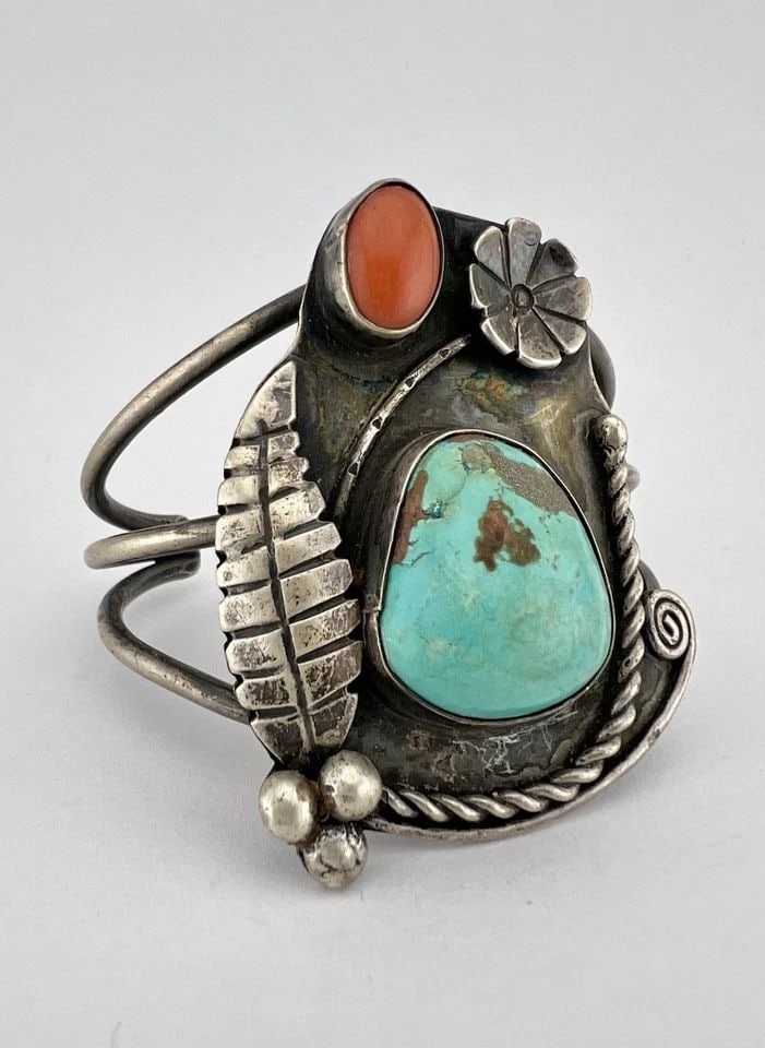 VTG NAVAJO STERLING SILVER TURQUOISE & RED CORAL STAMPED WIDE CUFF BRACELET: VTG NAVAJO STERLING SILVER TURQUOISE & RED CORAL STAMPED WIDE CUFF BRACELET Vtg Navajo Sterling Silver Turquoise & Red Coral Stamped Wide Cuff Bracelet Cuff is 4 3/4" tip to Tip and has a 1 1/8" Wide 