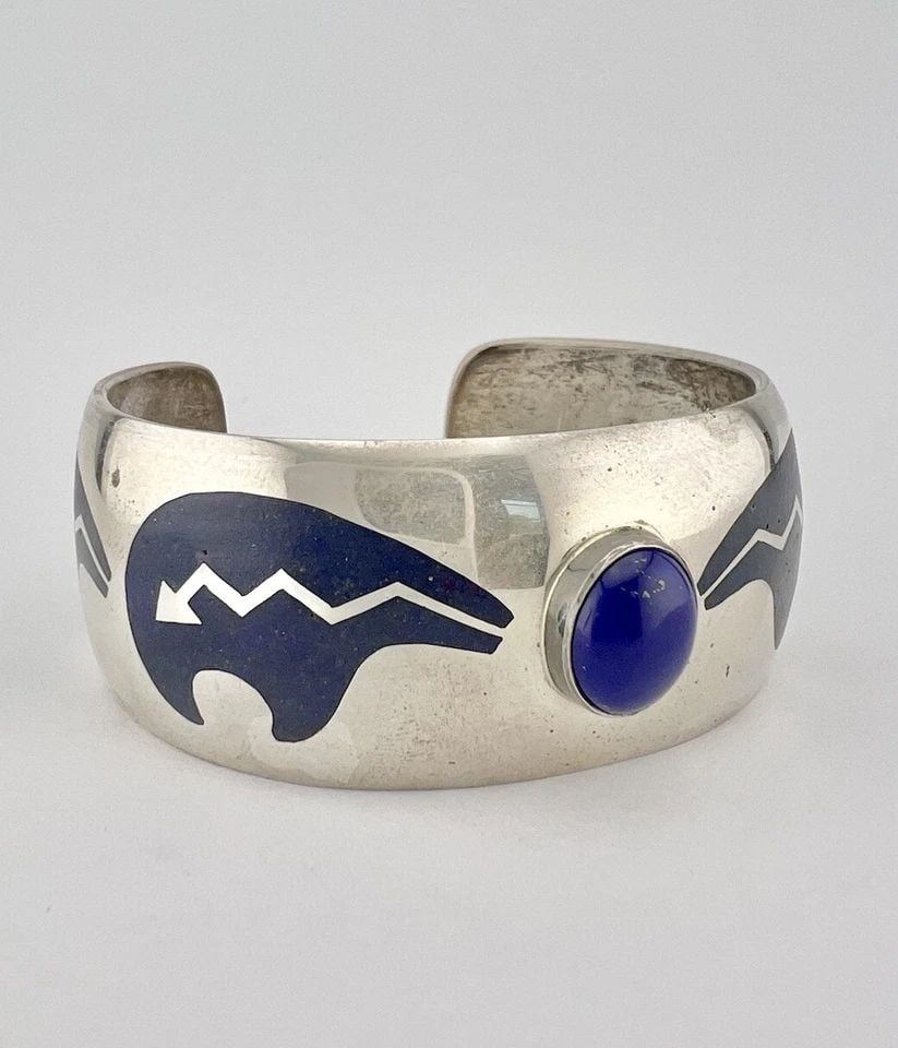 JOE TENORIO SANTO DOMINGO KEWA STERLING SILVER LAPIS LAZULI BEAR CUFF BRACELET: JOE TENORIO SANTO DOMINGO KEWA STERLING SILVER LAPIS LAZULI BEAR CUFF BRACELET Vtg Joe Tenorio Santo Domingo Kewa Sterling Silver Lapis Lazuli Bear Cuff Bracelet Cuff is 5 1/2" tip to Tip and has a 1 