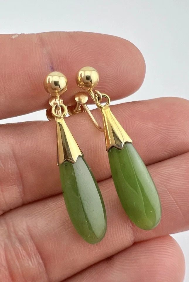 ANTIQUE CHINESE 14K YELLOW GOLD PEAR IMPERIAL GREEN JADE SCREW DANGLE EARRINGS: ANTIQUE CHINESE 14K YELLOW GOLD PEAR IMPERIAL GREEN JADE SCREW DANGLE EARRINGS Antique Chinese 14k Yellow Gold Pear Imperial Green Jade Screw Dangle Earrings Size: 1 3/8" Tall With Dangle By 7mm Wide 
