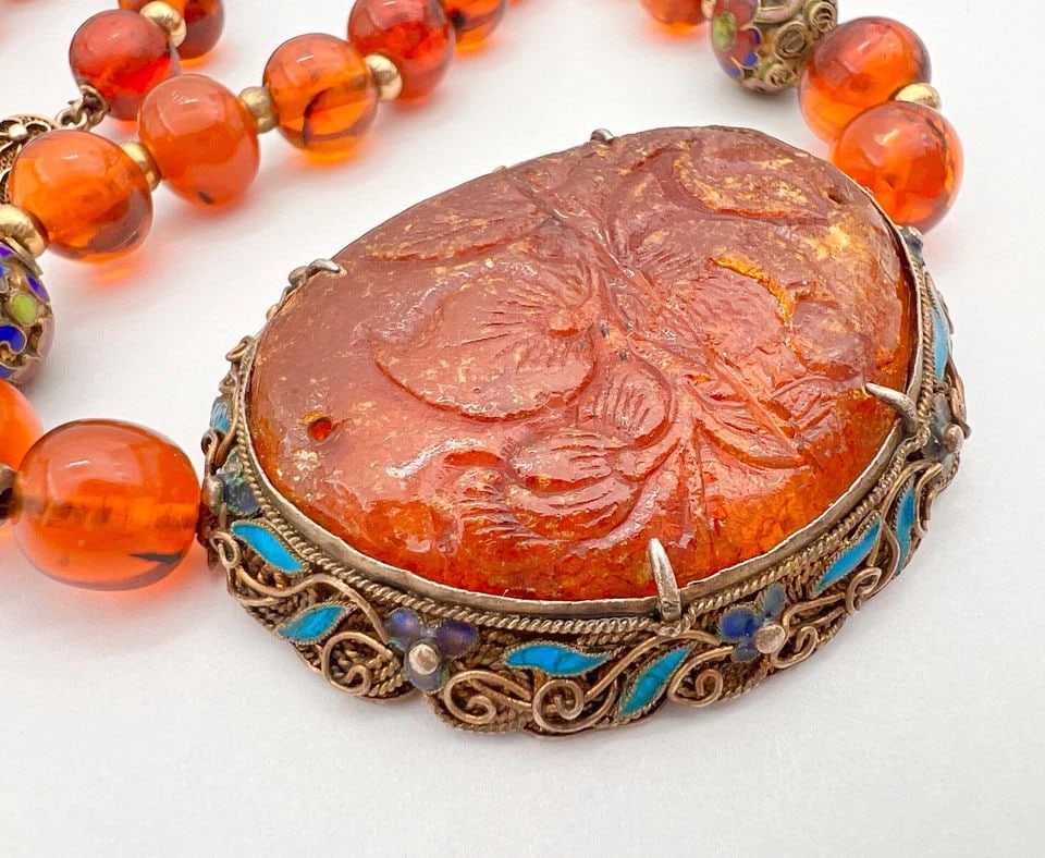 OLD CHINESE GILT SILVER CARVED HONEY COGNAC BALTIC AMBER PLAQUE ENAMEL NECKLACE (1 of 2)