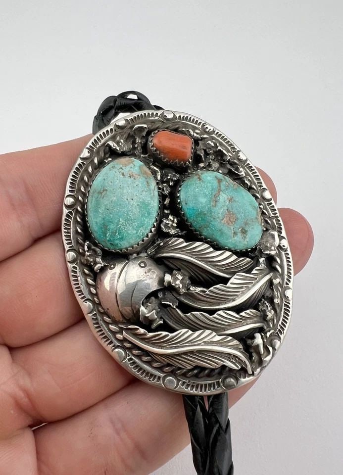 VINTAGE NAVAJO STERLING SILVER KINGMAN TURQUOISE & RED CORAL BOLO TIE 2 3/8": Vintage Navajo Sterling Silver Kingman Turquoise & Red Coral Bolo Tie 2 3/8" Size: 2 3/8" Tall by 1 7/8" Wide Weight is 43.0 Grams on my scale Metal: Sterling Silver Amazing Natural Kingman Turquoise 