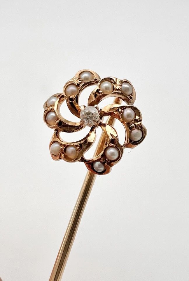 ANTIQUE VICTORIAN 14K YELLOW GOLD & OLD ROSE CUT DIAMOND & SEED PEARL STICK PIN: ANTIQUE VICTORIAN 14K YELLOW GOLD & OLD ROSE CUT DIAMOND & SEED PEARL STICK PIN Antique Victorian 14k Yellow Gold & Old Rose Cut Diamond & Seed Pearl Stick Pin Size: 2 1/4"' Tall - Head Is Just Under 